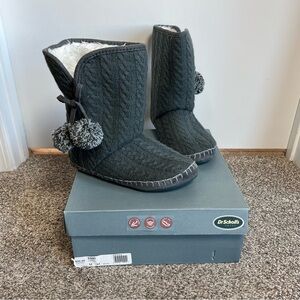 Dr. Scholl’s Charcoal Grey Chelsea Kable a knit Pom Pom Slipper Boot Size M(7-8)